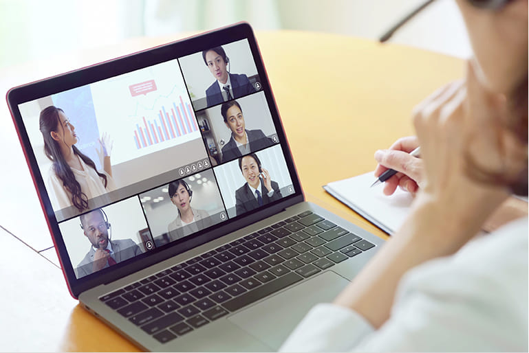 ウェビナー動画を視聴している女性