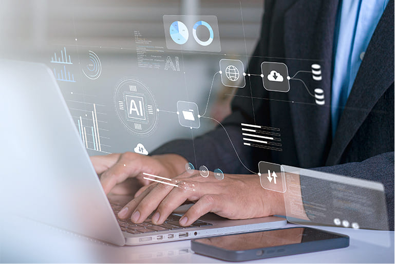 PCを使用している男性の手元