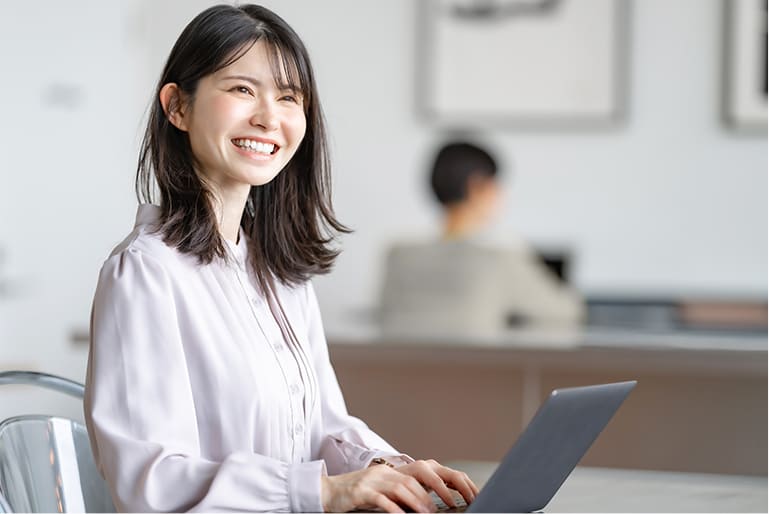 PCを使用している笑顔の女性